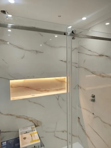 Box de casa de banho em vidro sobre mármore