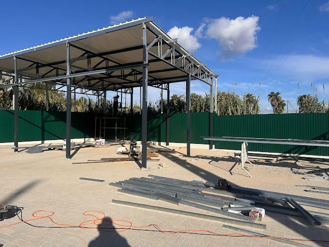 Cobertura metálica em construção