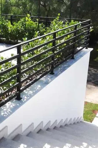 Guarda-corpo em ferro preto sobre escada exterior