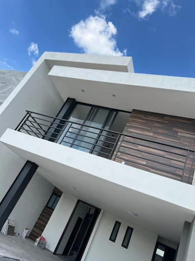 Varanda em betão com grades em ferro preto